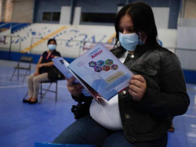 Salud llama a las mujeres embarazadas acudir a vacunarse.