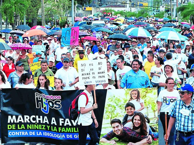 Los padres de familia y las iglesias católica y evangélica en una gran movilización pidieron a la presidenta que vetara la ley.