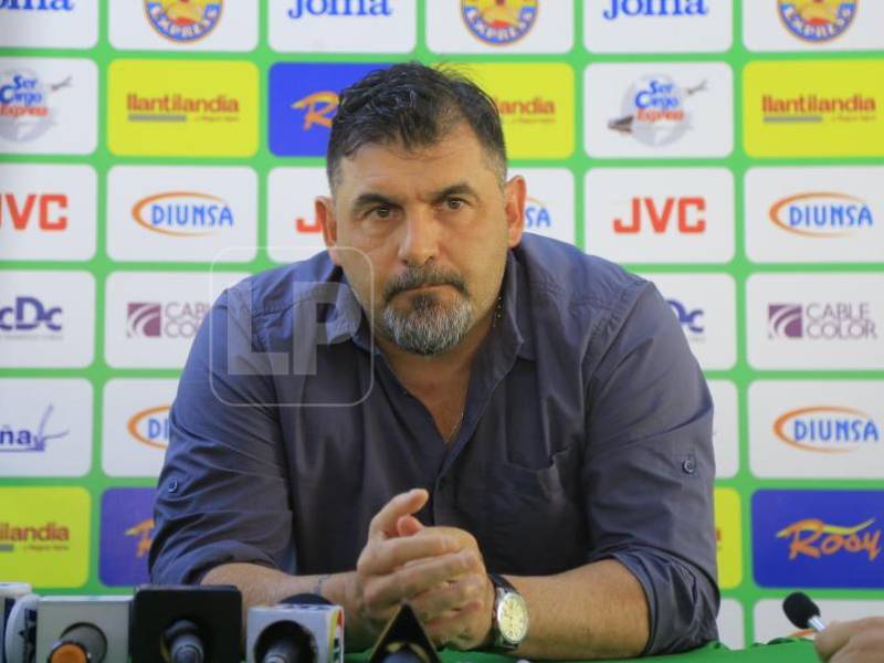 Martín García en la rueda de prensa de este lunes en donde anunció su adiós del Marathón.