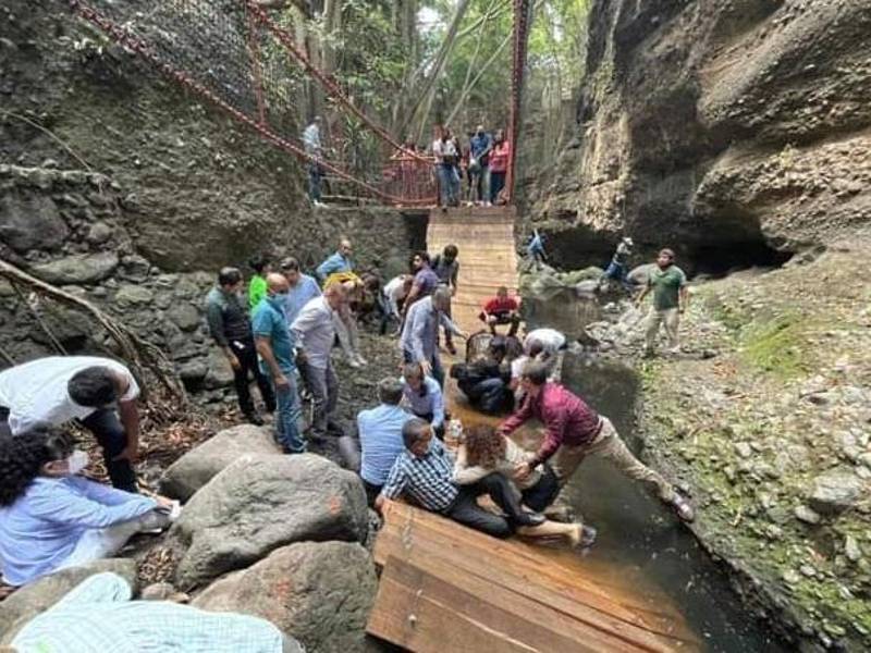 Decenas de personas resultaron lesionadas tras la caída de un puente colgante en Cuernavaca.