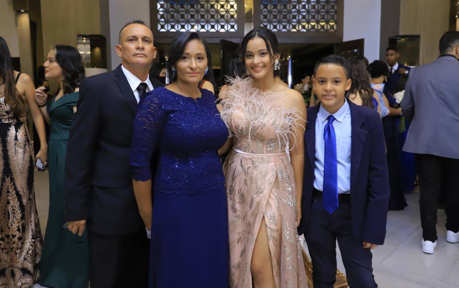 Wilfredo Reyes, Luisa Aguilar, Trizia Aguilar y Wilfredo Reyes Jr.