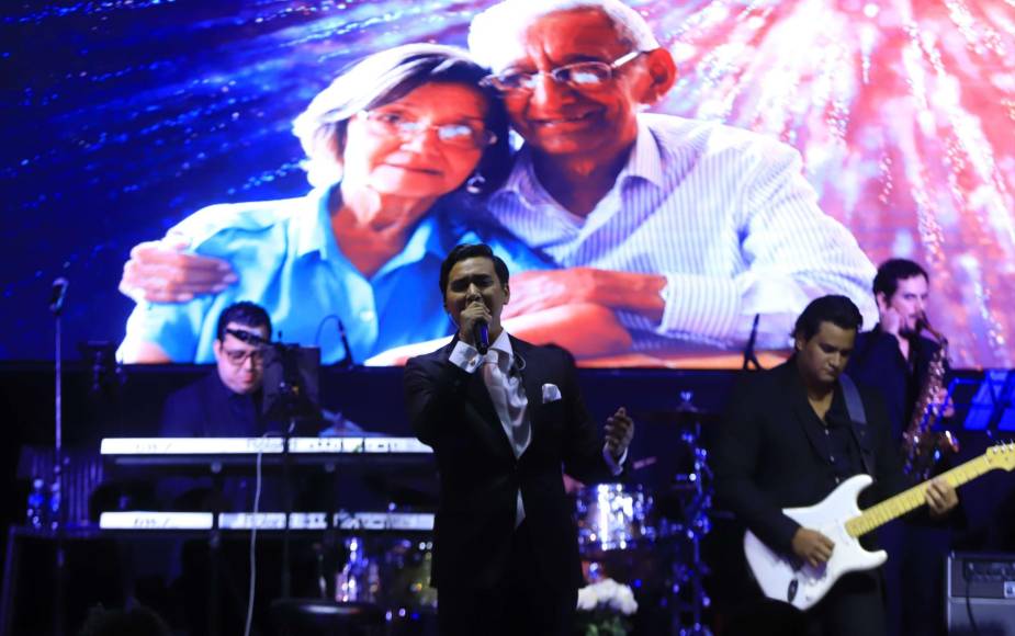 Ochoa dedicó canción a sus abuelos, quienes celebraron un año más de casados. 