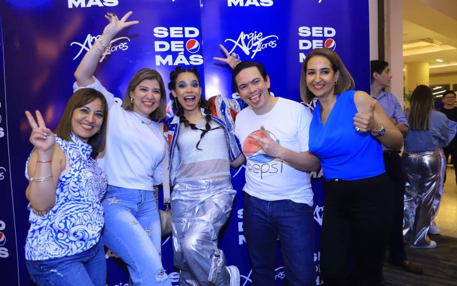 La joven artista hondureña ha sorprendido en un evento especial, el cual fue organizado por la marca Pepsi, en referencia a su campaña comercial “Éxitos de la calle”, en el que se fusiona la gastronomía callejera con la música. Comenzando con obsequios a fanáticas, así como una conferencia de prensa, cena y un concierto que se transmitió por la página oficial de Facebook de la Pepsi. Sin duda, una velada inolvidable para los asistentes, así como para quienes lo vieron a través de la transmisión en vivo. En la foto: los ejecutivos de Emsula, marca Pepsi, también gozaron de la épica noche, Miriam López, Mariela Guzmán, Angie Flores, Iván Aguilar y Koritza Álvarez.