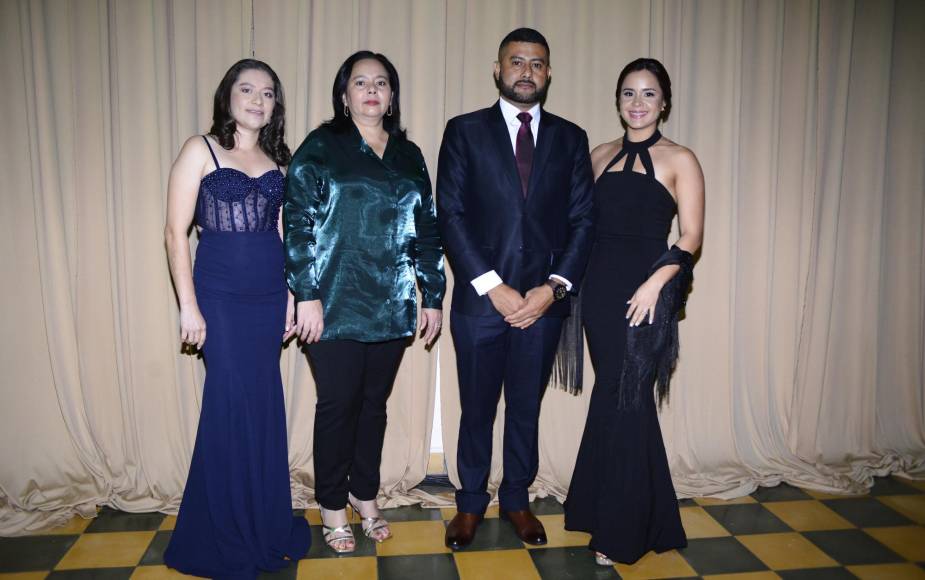 Sindy Alvarado, Karen Bonilla, David Portillo y Gabriela Menéndez