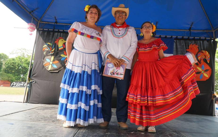Las autoridades educativas: Fanny Handal, Mario Caballero y Ana Julia Hernández
