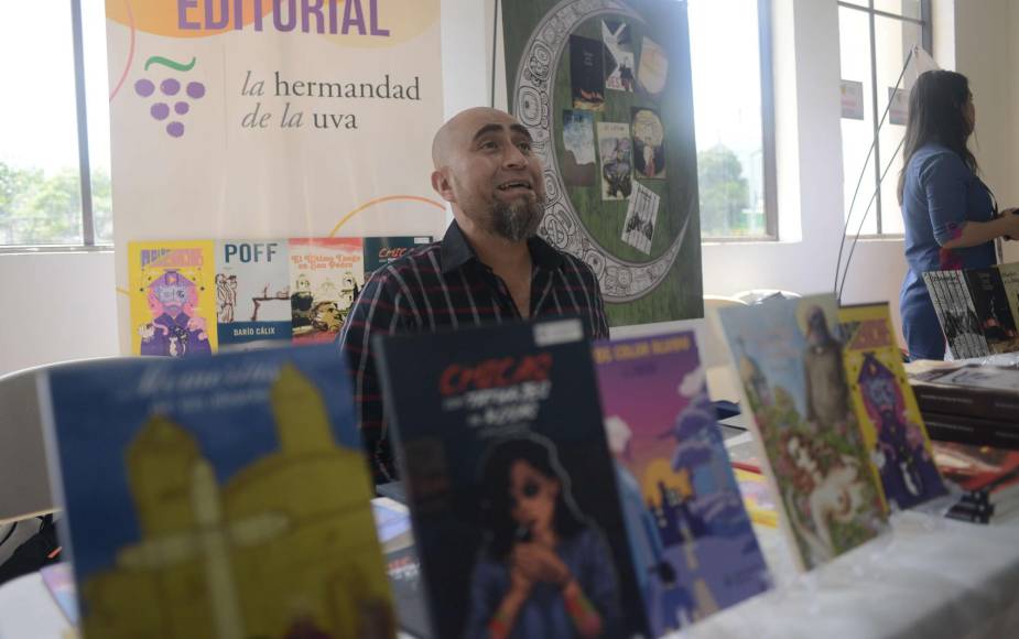 Melvin Cantarero nació en Camasca, Intibucá; uno de sus libros se denomina “Memorias de un abuelo”, el cual se trata de historias que cuentan los abuelos en los pueblos, específicamente en su municipio de origen. Su libro lo puede encontrar por L250 en el lugar. 