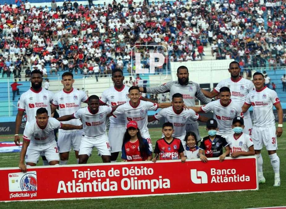 Los jugadores titulares del Olimpia posando con unos niños antes del Clásico.