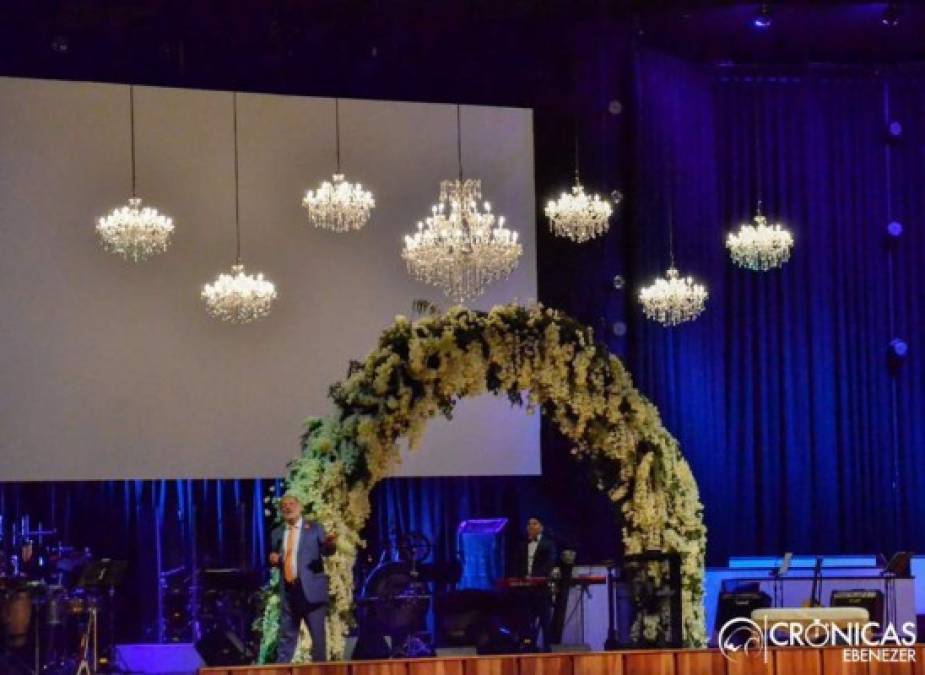 Hermosas lámparas y un arco lleno de flores adornaron el escenario.