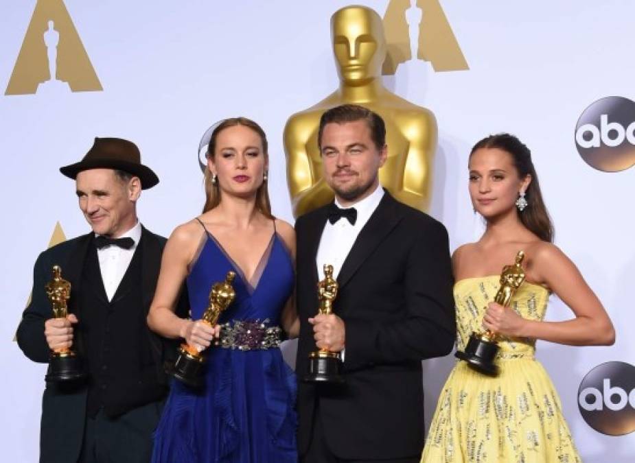 Mark Rylance, Brie Larson, Leonardo DiCaprio y Alicia Vikande posan con su estatuilla en la entrega número 88 de los premios Oscar en Los Ángeles.