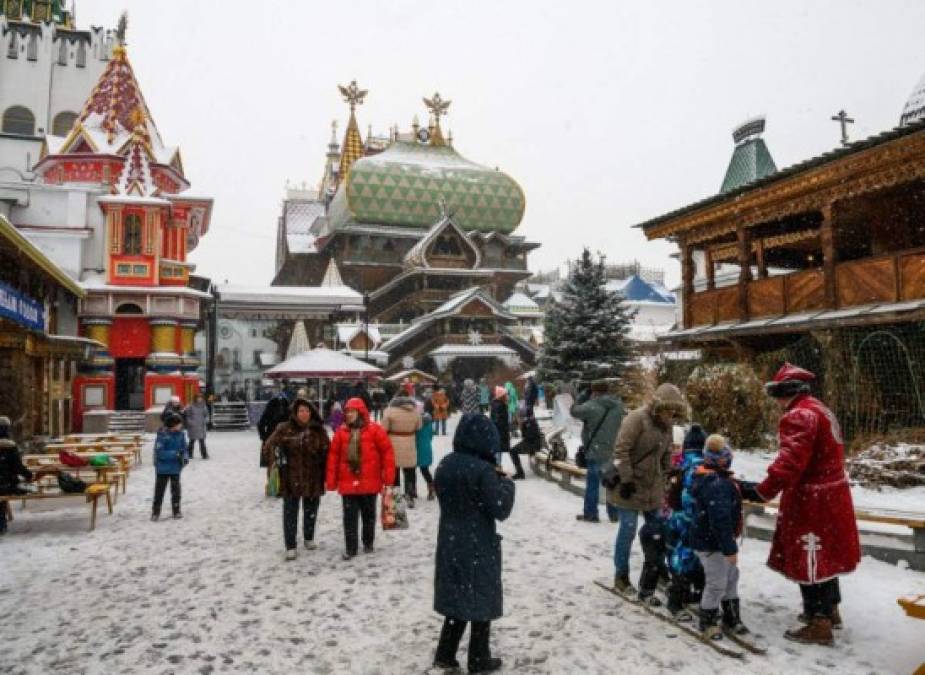 En Rusia, las autoridades decoraron la Plaza Roja con una exposición denominada 'Kremlin en Izmailovo' que incluye un mercado navideño.
