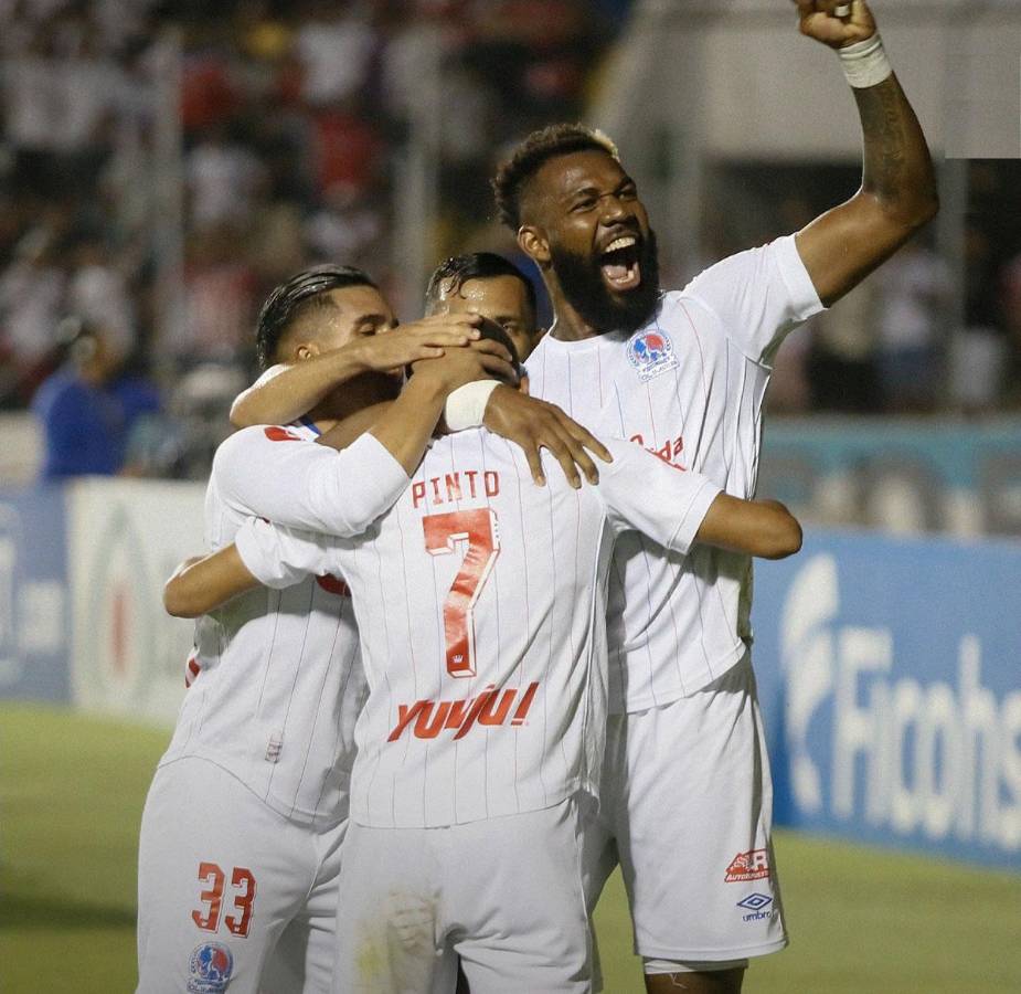 José Mario Pinto celebrando su gol con Michaell Chirinos y Jorge Benguché.