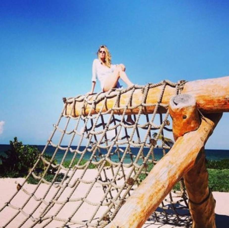 La conductora, que era una estrella en su país, conoció al cantante antes de que él saltara a la fama.