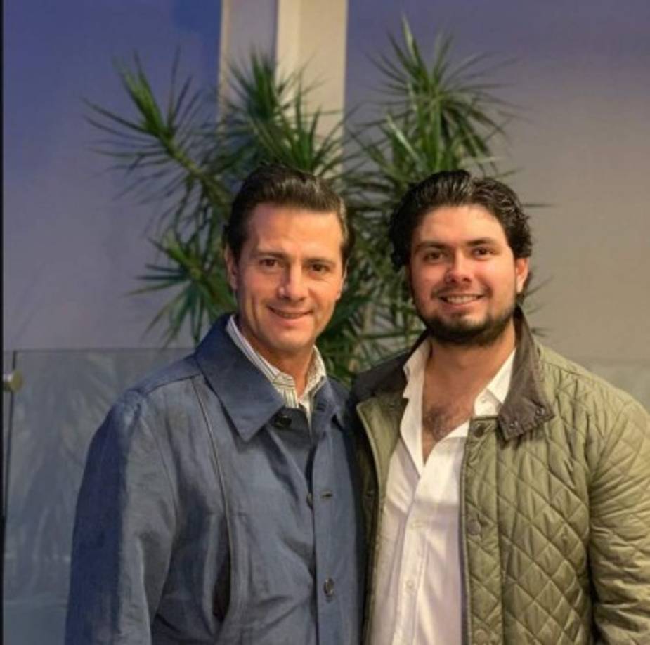 En tanto, Alejandro Peña publicó una fotografía donde el ex Mandatario es cargado por sus tres hijos, producto de su matrimonio con Mónica Pretelini, y la acompañó con un mensaje.