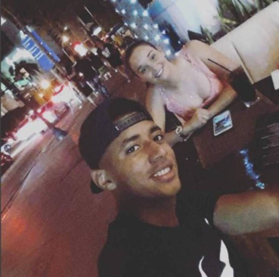 El 'Choco' Lozano firmó por dos años con el filial del Barcelona y está junto a su esposa e hija.