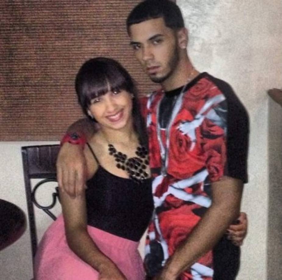 Nació el 27 de noviembre de 1992 en Carolina, Puerto Rico. Canta reggaetón, trap y rap.