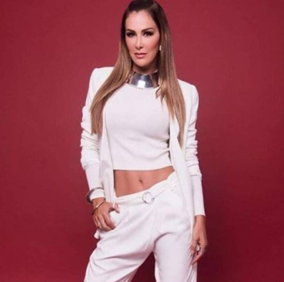 'Feliz fin de semana... empezando los prefestejos de mi cumple', escribió junto a la aclamada foto.