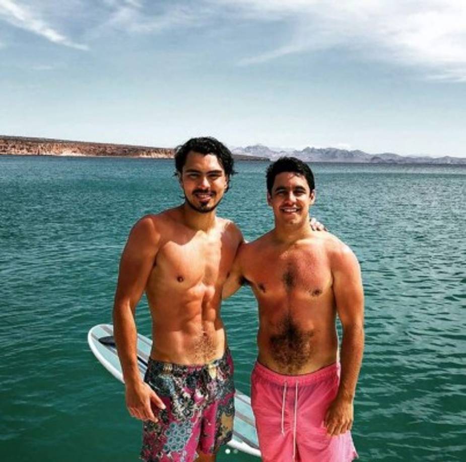 En la imagen el joven aparece sin camisa mostrando los vellos en su abdomen, lo que desató una ola de críticas.<br/>