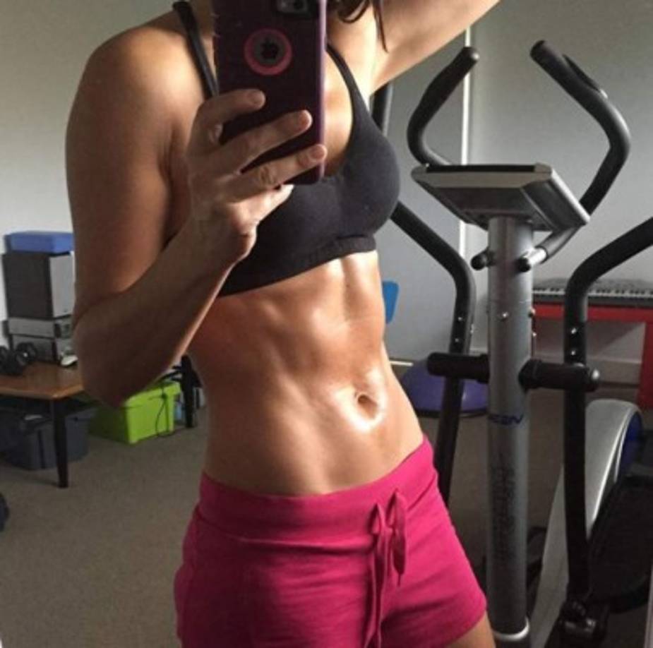 En su casa, Joanne tiene pesas de todo tipo, mancuernas (de las que recomienda las hexagonales porque no ruedan), bandas de resistencia y antes usaba una bicicleta elíptica mientras veía la TV.