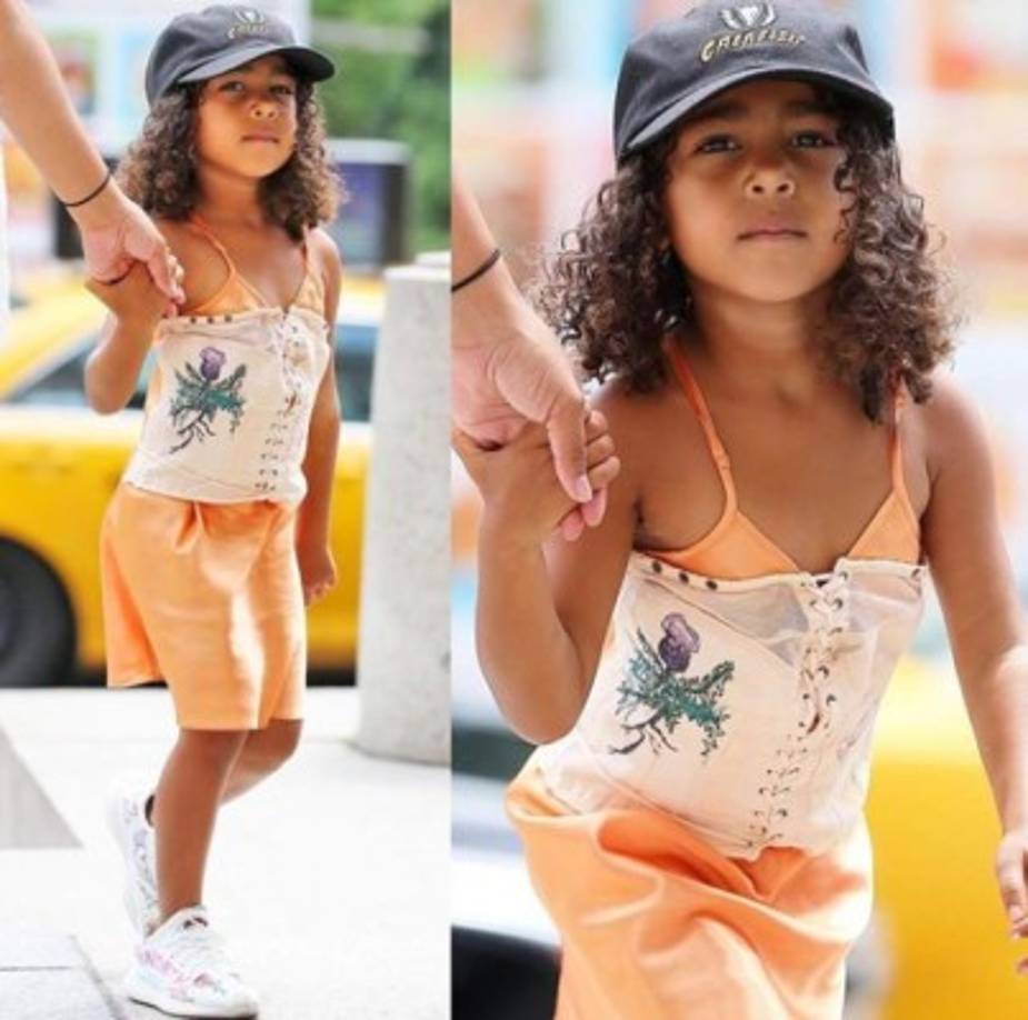 En esta imagen se puede ver como la pequeña 'Nori' lleva un corcel, un look muy parecido a los que suele llevar su mamá para marcar la cintura.