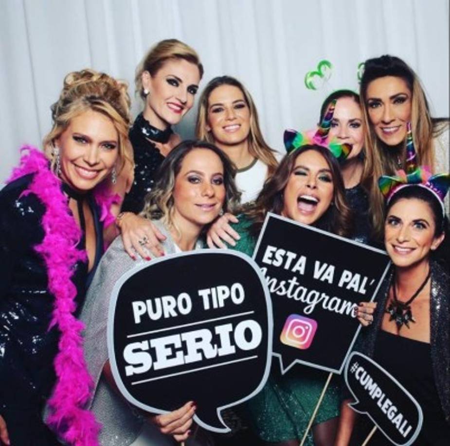 Galilea, una de las mejores pagadas de Televisa, montó todo lo necesario para que tanto ella como sus invitados pasarán una noche llena de risas y buenos recuerdos.