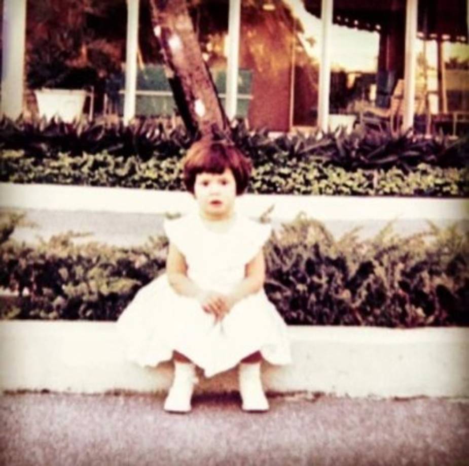 Esta imagen causa ternura, y la doctora dijo: 'Me encanta encontrar estas fotos, y es un gusto poder compartirlas con todos ustedes para que me conozcan un poco más... esta soy yo de niña'.