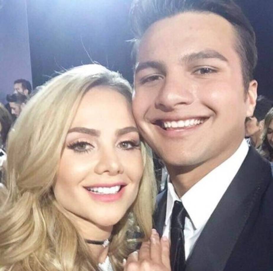 Ximena tiene un hijo llamado Samuel, quien nació en 1995.