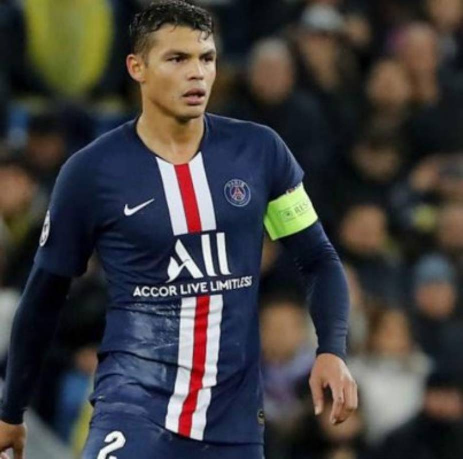 Thiago Silva: El defensor brasileño no seguirá en el PSG y se menciona que la Fiorentina de Italia sería su nuevo destino. Su adiós del cuadro francés es oficial.