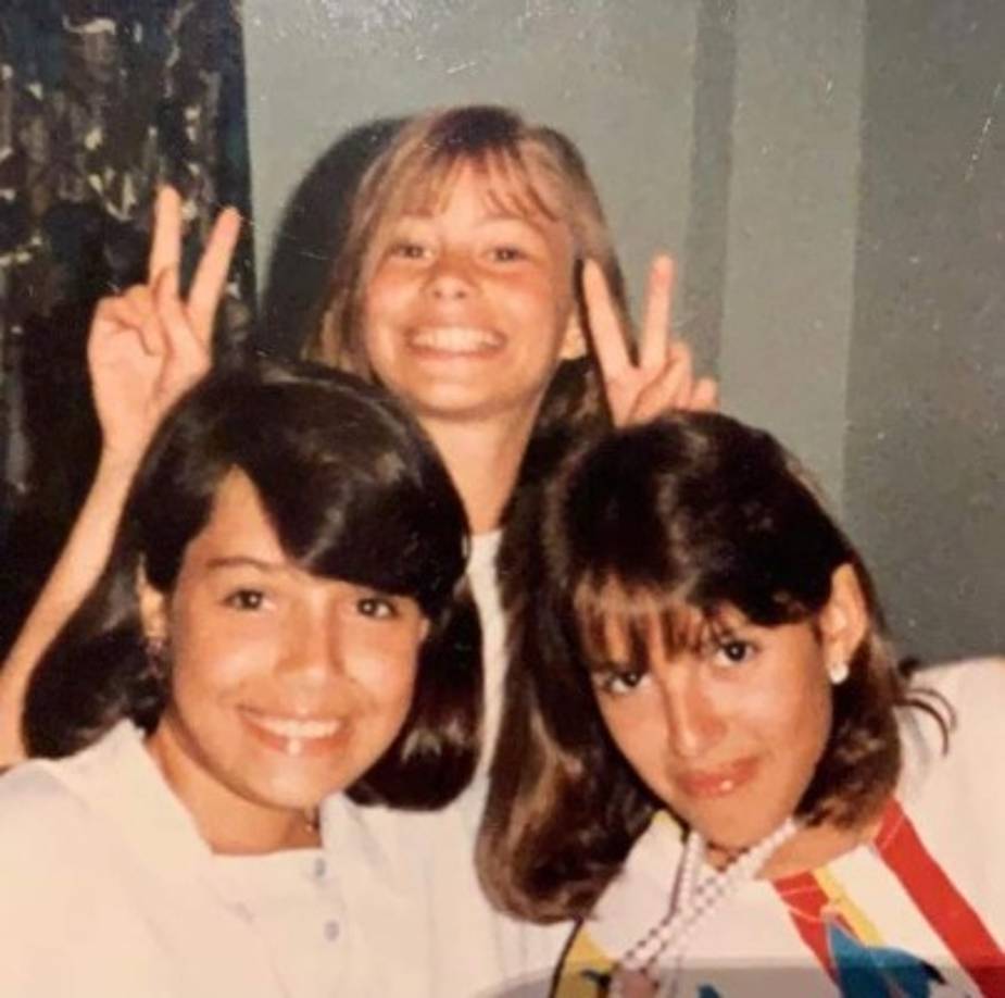 Sofía dejó ver como era en los años ochentas, cuando solo era una niña en su vida de Barranquilla, Colombia.