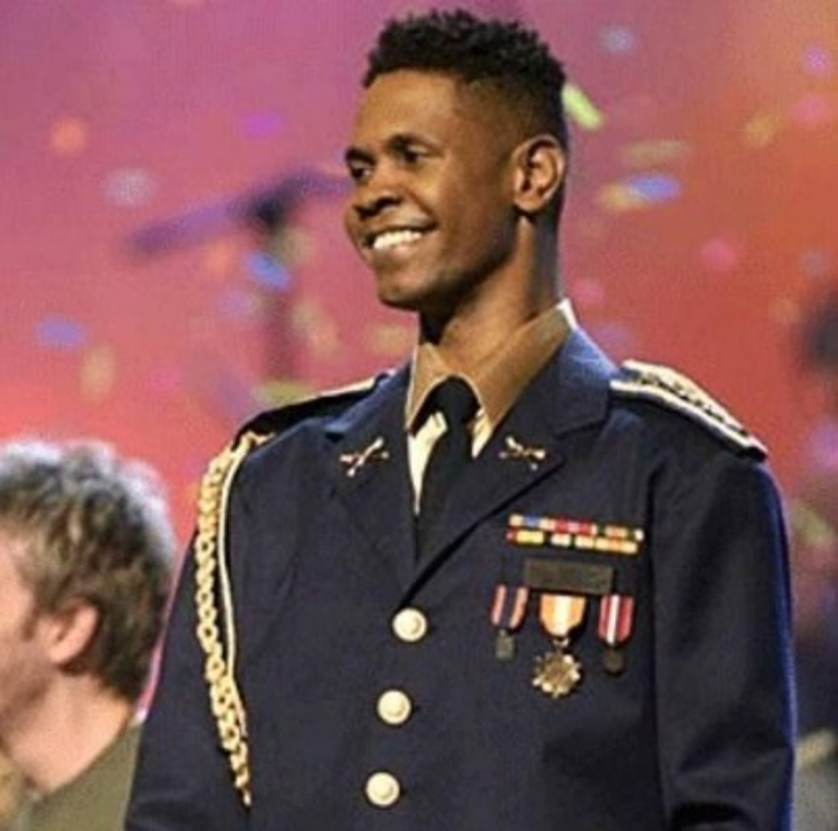 Su verdadero nombre es Edgargo Armando Franco, nació el 27 de septiembre de 1969, en la ciudad de Panamá. Desde los 12 años escribe canciones.