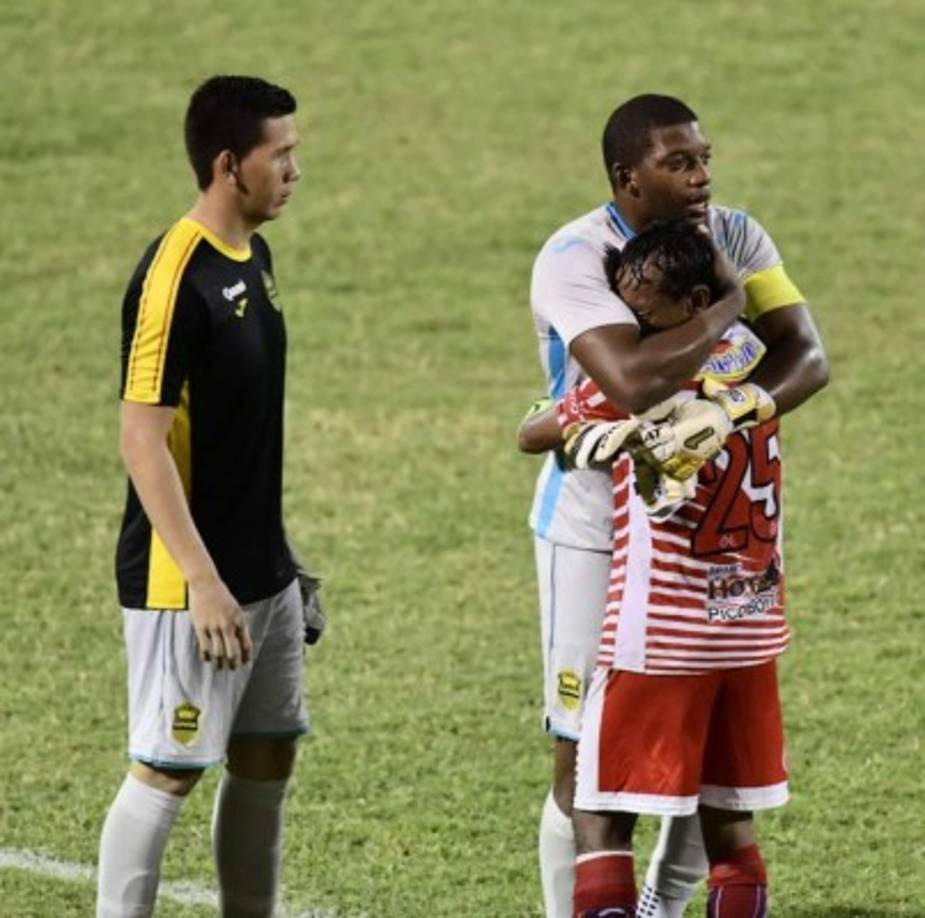 El fuerte abrazo que se dieron Luis 'Buba' López y Javier Portillo al final del partido.