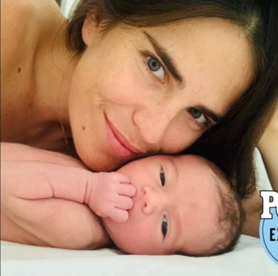 Así posó la actriz mexicana para la revista People, junto a su retoño.