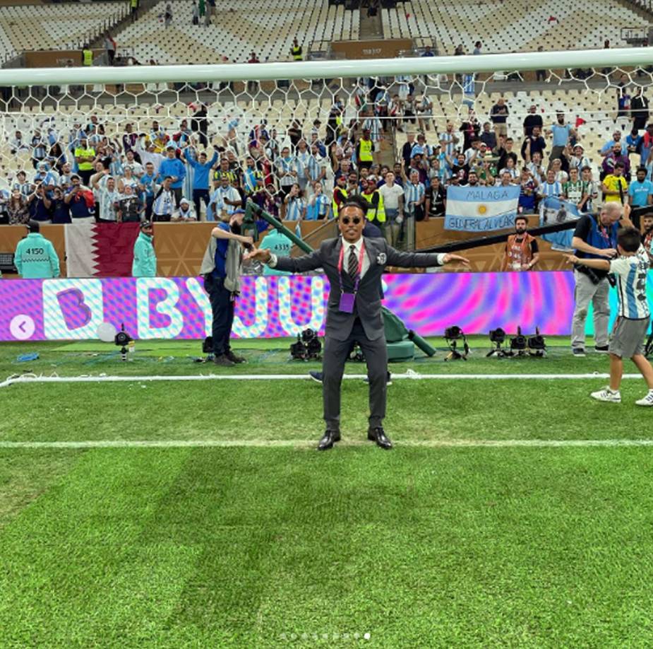 Salt Bae invadió el campo en plenos festejos de los campeones del mundo y gozó de algo que solo los jugadores de Argentina tenían permitido.