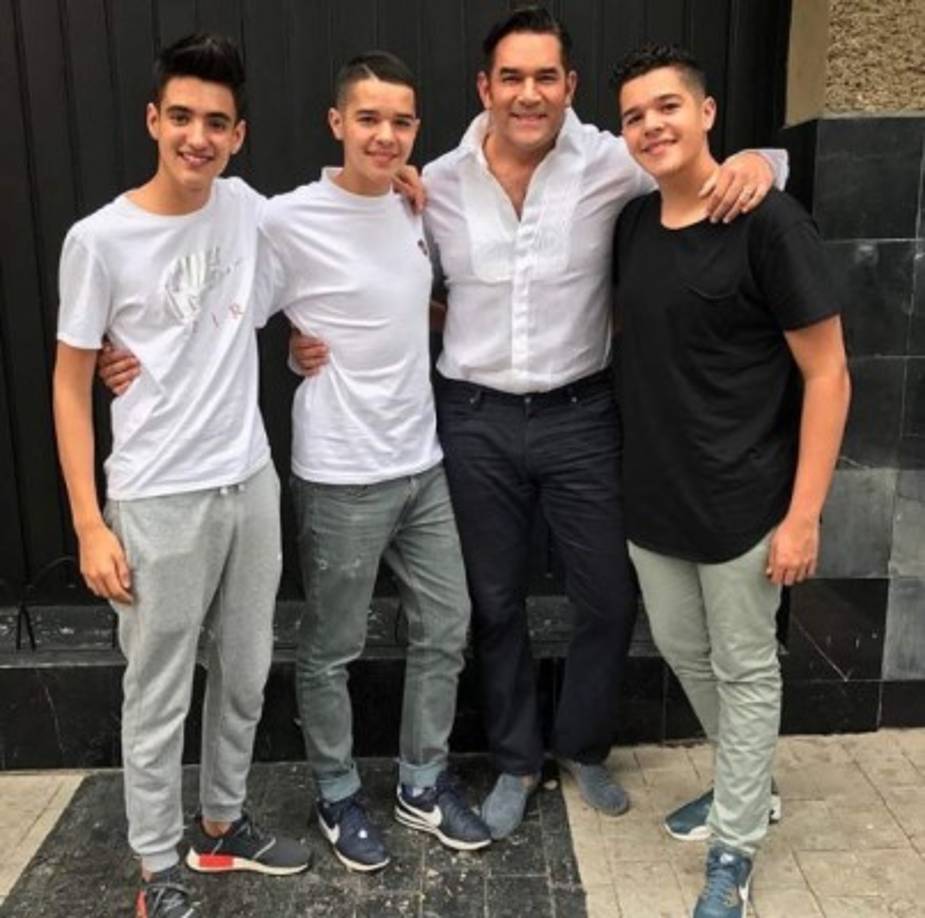 “Este es el verdadero #clubdetoby Orgulloso de mis hijos”, escribió Santamarina. En la foto muestra a sus hijos varones, los gemelos que tuvo con Itati Cantoral y junto al hijo que tuvo Mayrín Villanueva con su anterior pareja Jorge Poza.