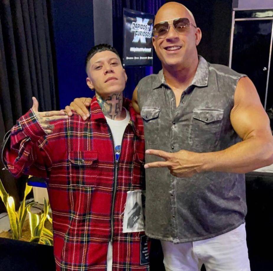 El rapero mexicano Santa Fe Klan sorprendió a sus fanáticos luego de confirmar su participación en la nueva película de “Rápidos y Furiosos”. El tema se llama “Sigue La Fiesta” y es a dúo con Justin Quiles.