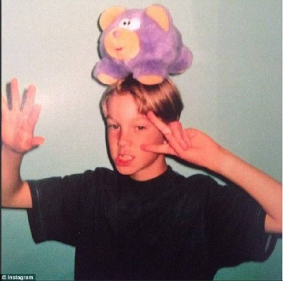 En el 2008, antes de alcanzar el éxito con su segundo trabajo de estudio titulado Ready for the Weekend, Harris dejaba mucho qué desear de su apariencia.