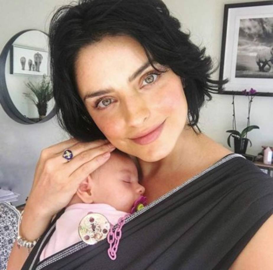 La actriz y modelo mexicana Aislinn Derbez, también celebra su primer Día de las Madres tras la llegada de su pequeña Kailani, un nombre hawaiano.<br/><br/>La bebé es la primera de Aislinn y el actor Mauricio Ochman, famoso por su personaje de 'El Chema'.