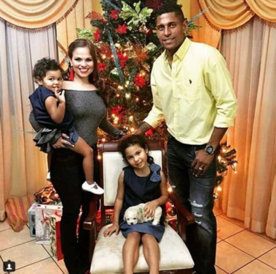 Carlo Costly con su esposa Tita Torres y sus hijas.