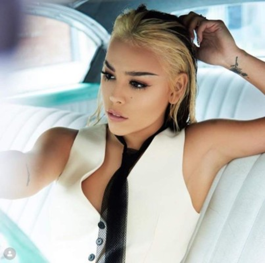 La guapa Danna Paola se olvidó de sus raíces (las de su cabello) y optó por un tinte de color rubio cenizo, que le sienta de maravilla.