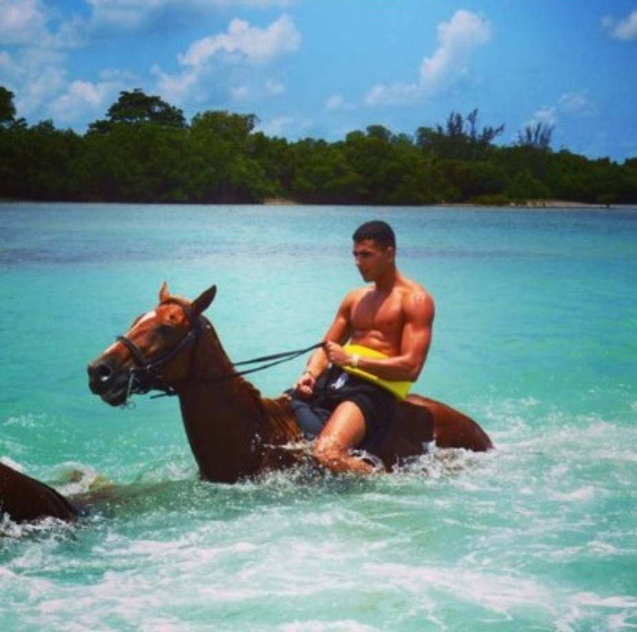 Kourtney, que estaba en una relación con Scott Disick, con quien ella tiene tres niños pequeños, a partir de 2006 hasta el año pasado, es 14 años más mayor que Younes.