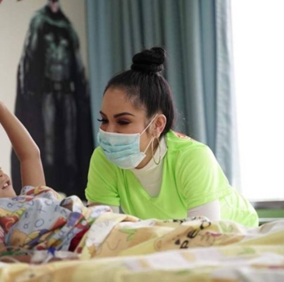 Natti Natasha también tiene su corazón, a menudo visita hospitales o centros infantiles contra el cáncer para llevar un poco de felicidad.