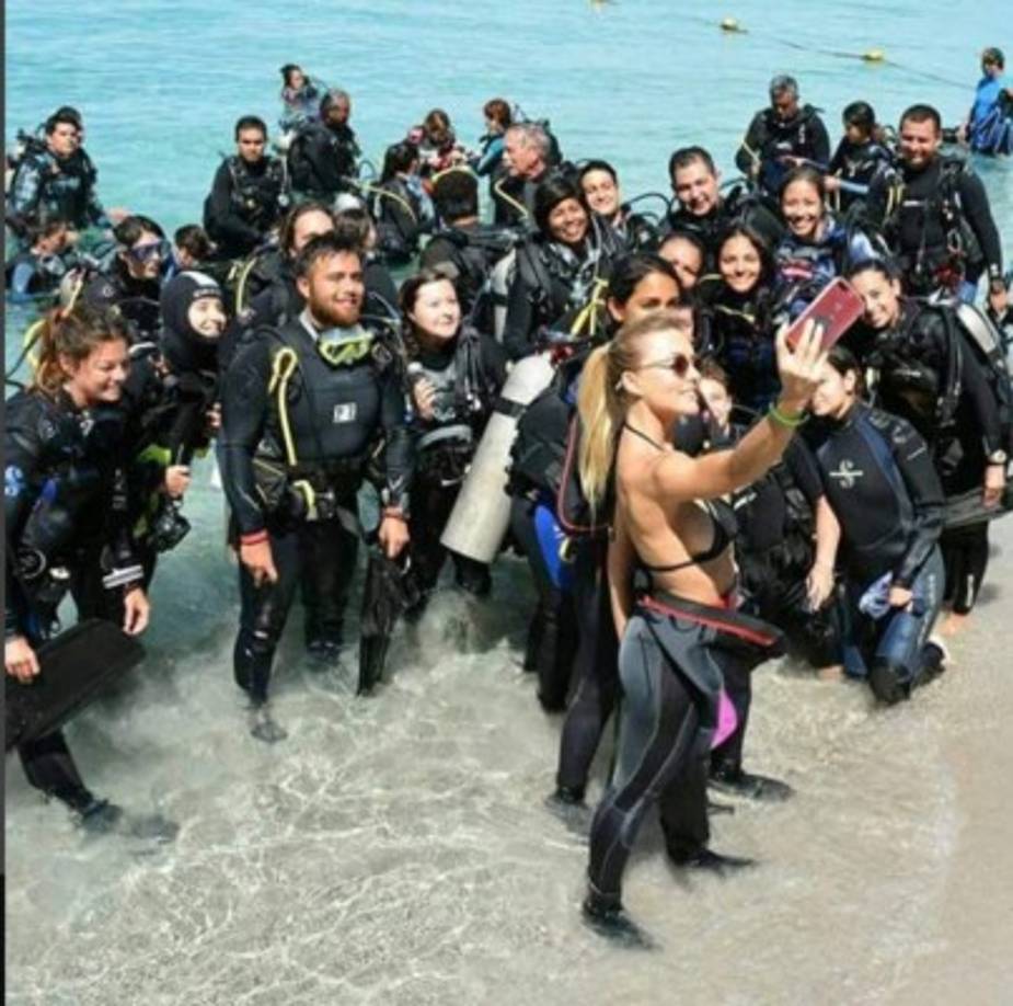 Pese a los comentarios negativos, su foto alcanzó más de dos mil comentarios y más de 200 mil likes en pocas horas de estar en las redes, muchos de sus fans también la defienden y admiran su belleza.