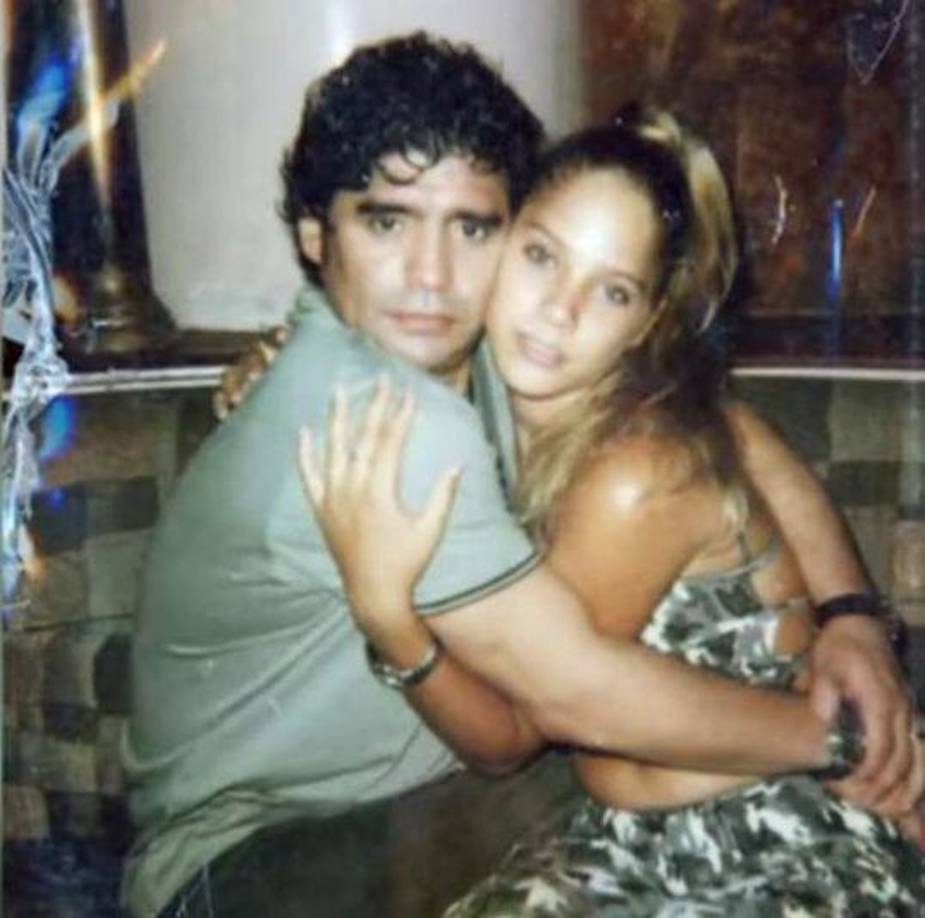 La cuba también confesó que Maradona le propuso agrandar su busto, una cirugía que se concretó durante su visita a Buenos Aires, en el mes de noviembre del 2021: “Él me empezó a decir que si no quería agrandármelos, que me iba a ver mejor. Quería que me operaran en Cuba, en la casa en donde estábamos. Y yo le dije que no porque tenía miedo de que la operación saliera mal, hubiera algún peligro de infección o algo. Entonces él decidió operarme en Argentina”, indicó.