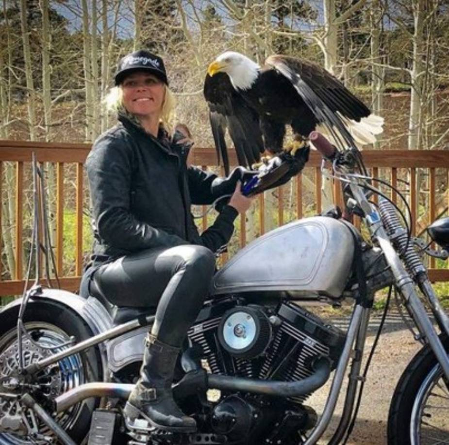 Combs ostenta el récord femenino de velocidad en un vehículo de cuatro ruedas, con 777 kilómetros por hora.