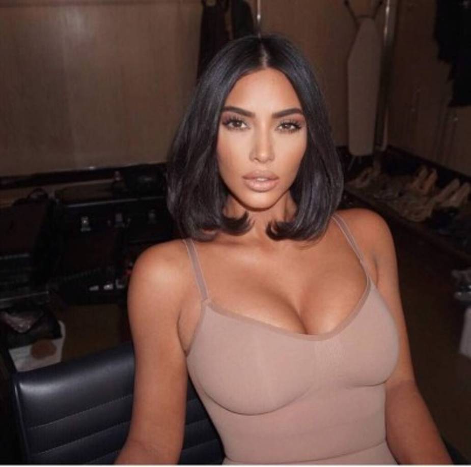 2. Kim Kardashian - $350 Millones de dólares<br/><br/>Es la imagen oficial de 'Keep up the kardashians', el reality más visto en los últimos tiempos, quizás todos asumían que ella sería la que más dinero gana pero nada mal para esta empresaria y sociality.