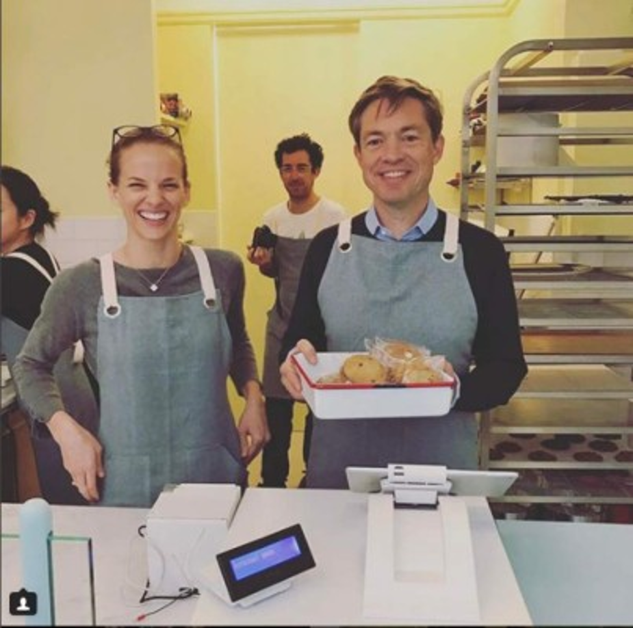 Nicolás Berggruen nació el 10 de agosto de 1961 en París, Francia, es un inversor y filántropo. Tiene la doble nacionalidad: alemana y estadounidense.<br/><br/>En la fotografía, Nicolás trabaja junto a su amiga Beth en su fabulosa tienda de galletas estadounidenses.