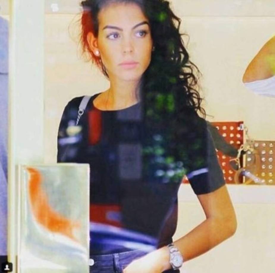 Georgina (25) es hija de un argentino y una española. Ella vivió un tiempo con una familia en Bristol, Inglaterra. Antes de conocer a Cristiano, era modelo y trabajaba en una tienda de Gucci, en Madrid.