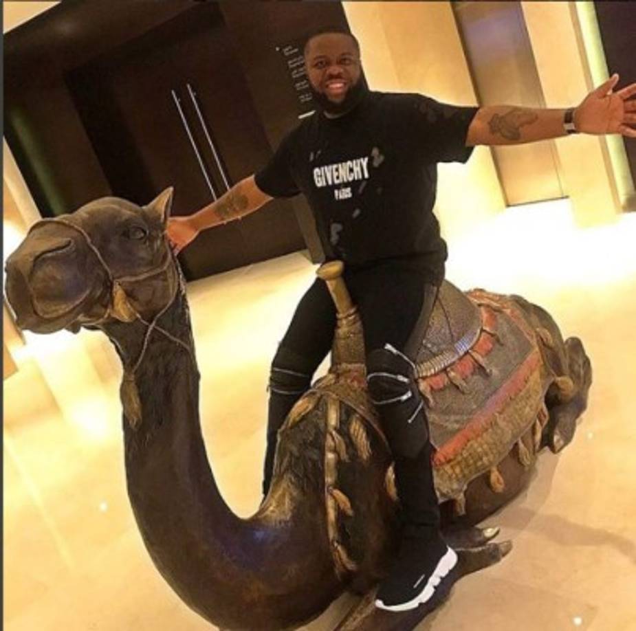 Respecto al joven millonario, una de las preguntas más comunes por los usuarios que lo siguen en las redes sociales y que no ha sido contestada: ¿ de donde obtiene el dinero para darse esos lujos?