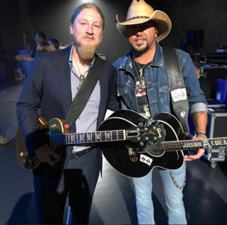 Jason es un cantante de música country muy famoso en USA.