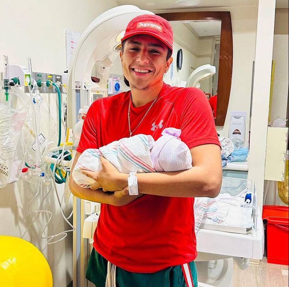 Su padre, el cantante hondureño Davis Flow, se ha mostrado muy orgulloso en redes sociales. 