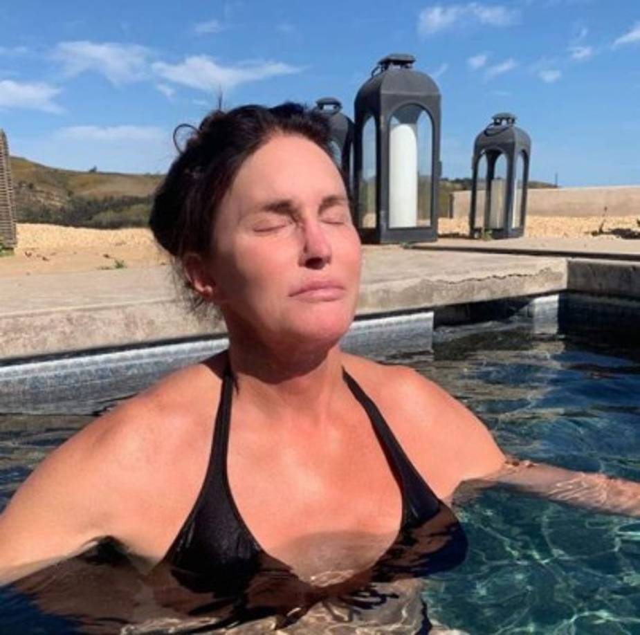 Luciendo un bikini color negro de dos piezas y el rostro sin una gota de maquillaje, Jenner alborotó las redes sociales.